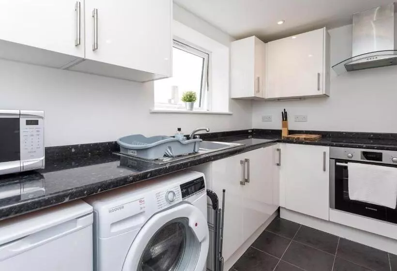 Flat 7  Spacious Studio Flat In The Heart Of Crawley