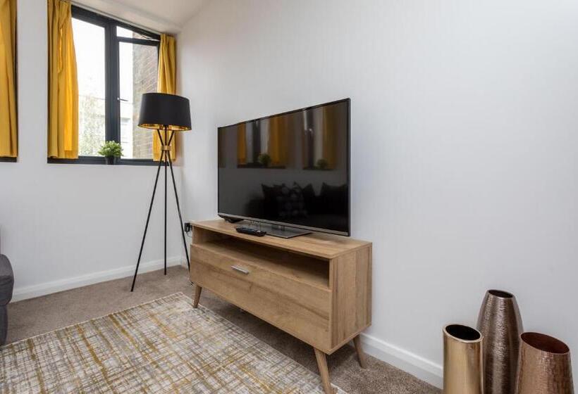 Flat 7  Spacious Studio Flat In The Heart Of Crawley