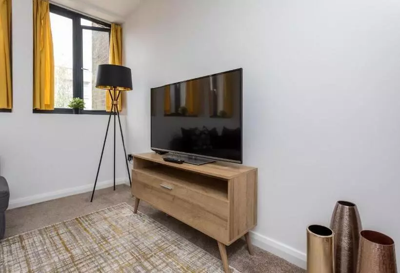 Flat 7  Spacious Studio Flat In The Heart Of Crawley