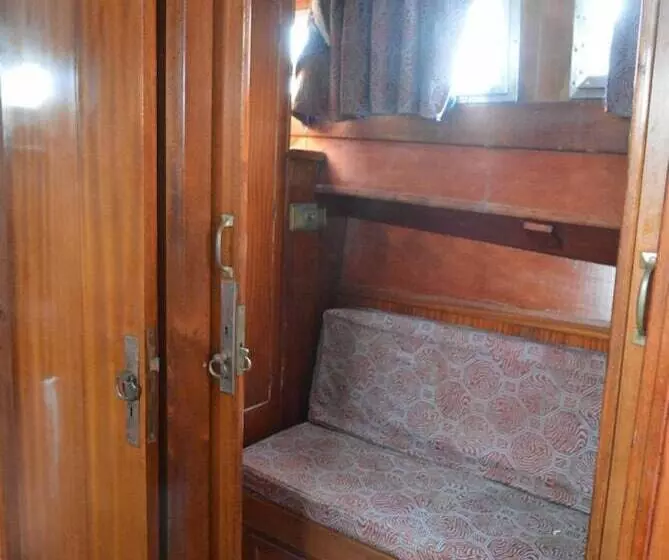 Hotelli Yacht Germinal Honfleur