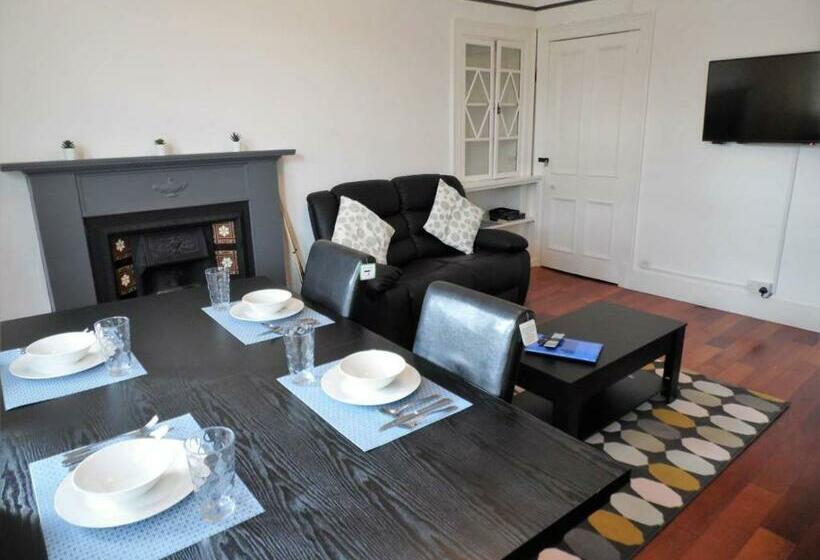 4 Bed Apartment, Paisley   Near Gla Airport