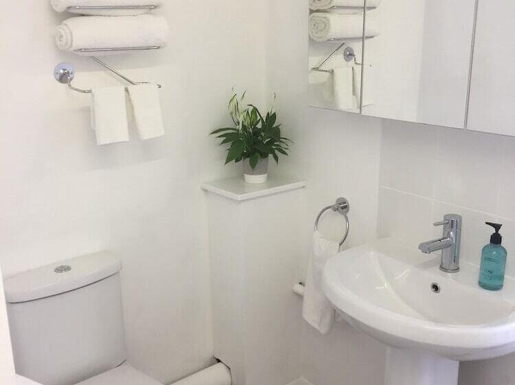 Nocleg ze śniadaniem Basingstoke En Suite Room In Garden Annex