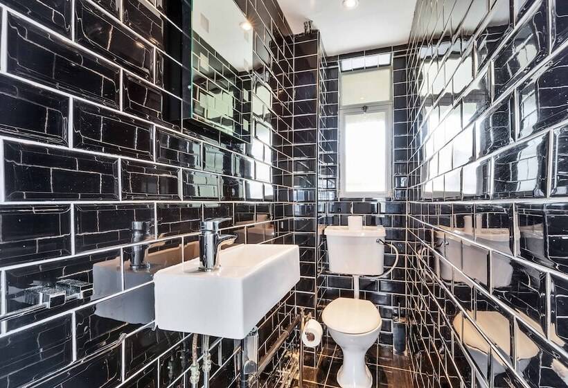 Deco Seafront | By My Getaways