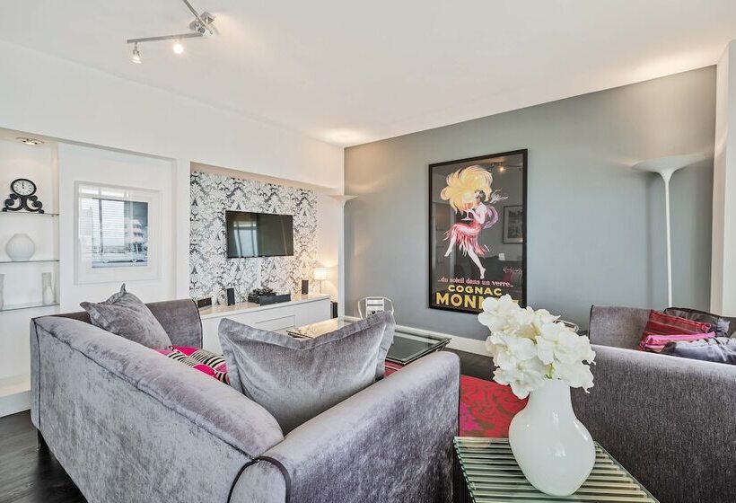 Deco Seafront | By My Getaways