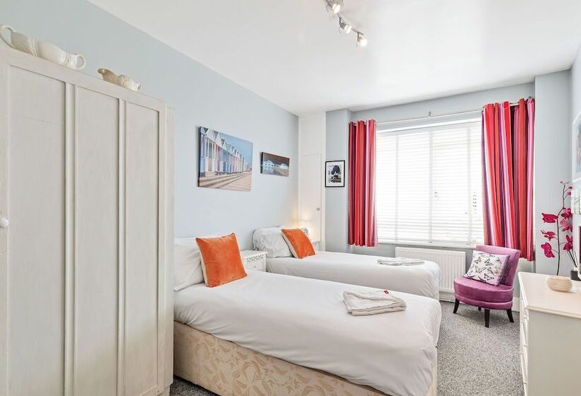 Deco Seafront | By My Getaways