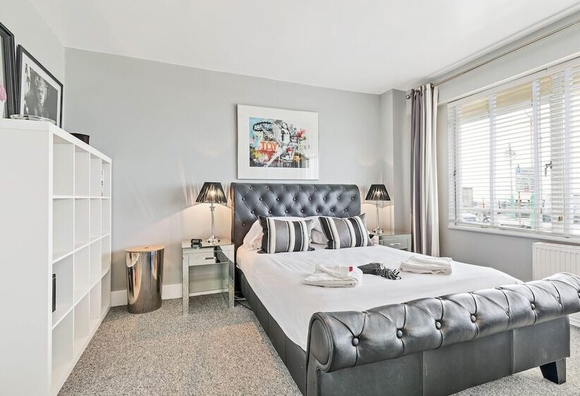 Deco Seafront | By My Getaways