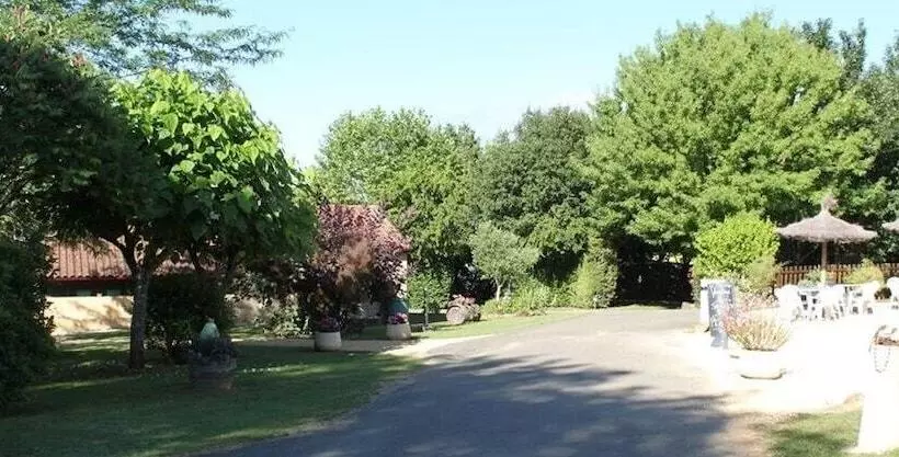 Hotelli Camping Les Poutiroux   Tente Lodge