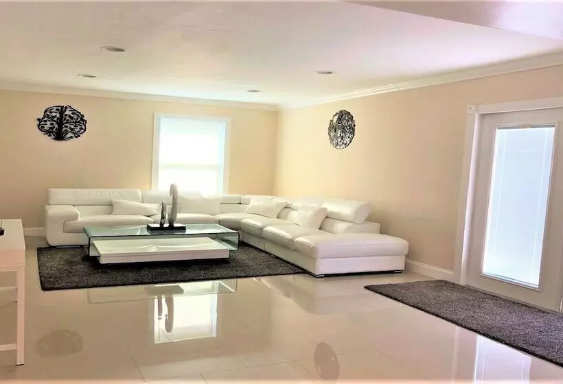 Hotelli Luxury Villa Oasis & Private Pool