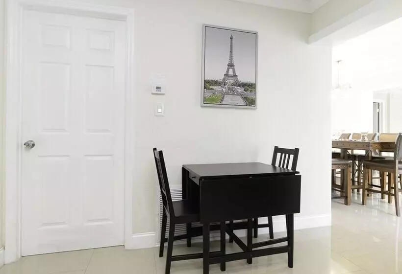 Hotelli Luxury Villa Oasis & Private Pool