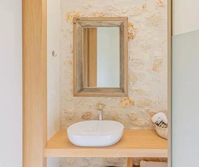 Chandakos 8 Design Apts