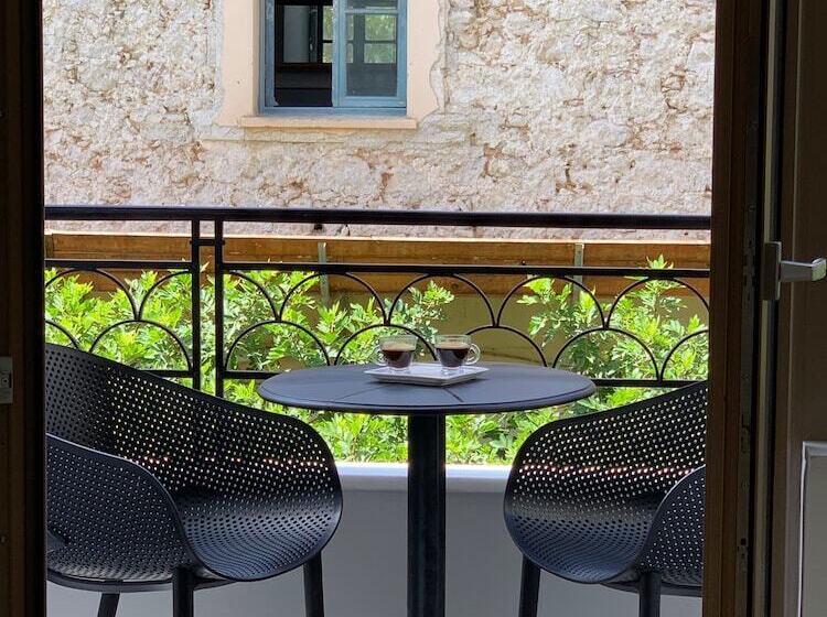 Chandakos 8 Design Apts