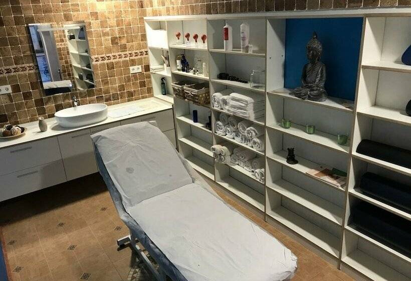 هتل Camping Balneario Los Delfines