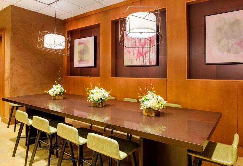 Отель Courtyard By Marriott Boston Logan Airport