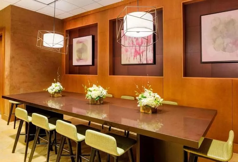 בית מלון כפרי Courtyard By Marriott Boston Logan Airport