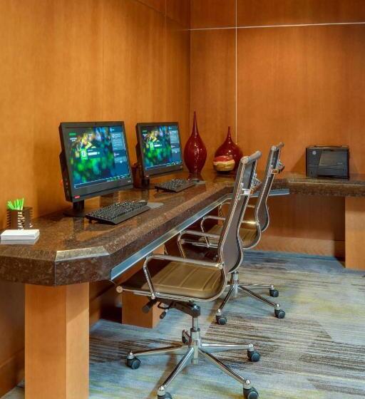 Отель Courtyard By Marriott Boston Logan Airport