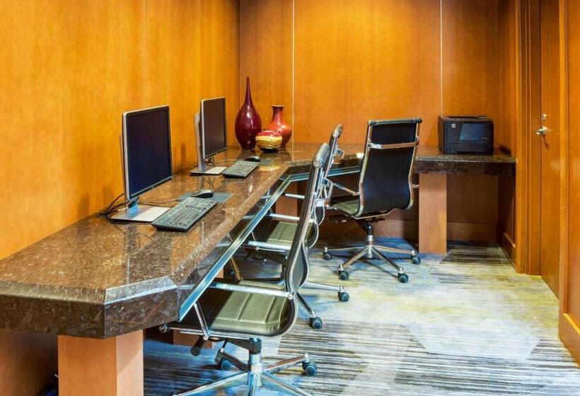 Отель Courtyard By Marriott Boston Logan Airport