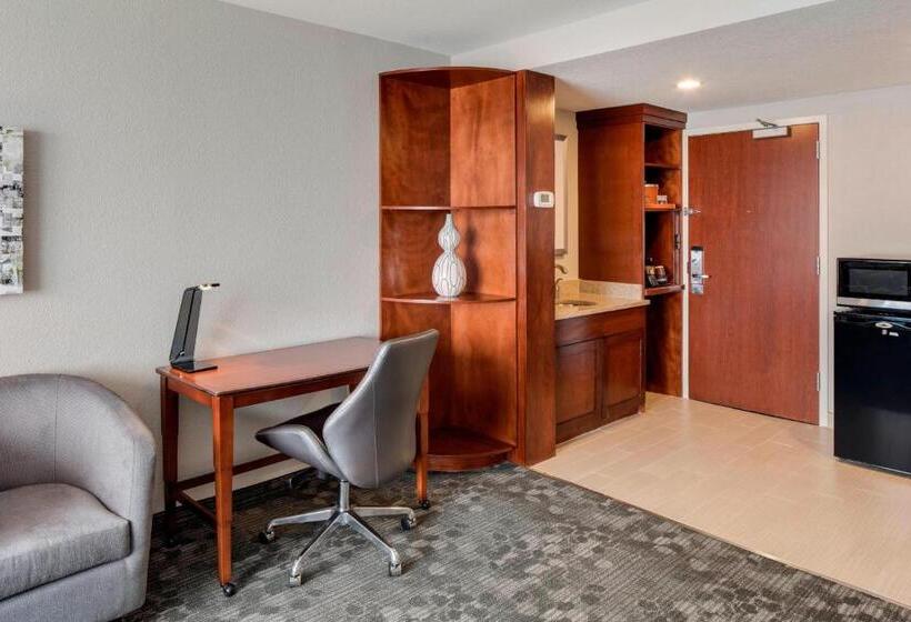 Отель Courtyard By Marriott Boston Logan Airport