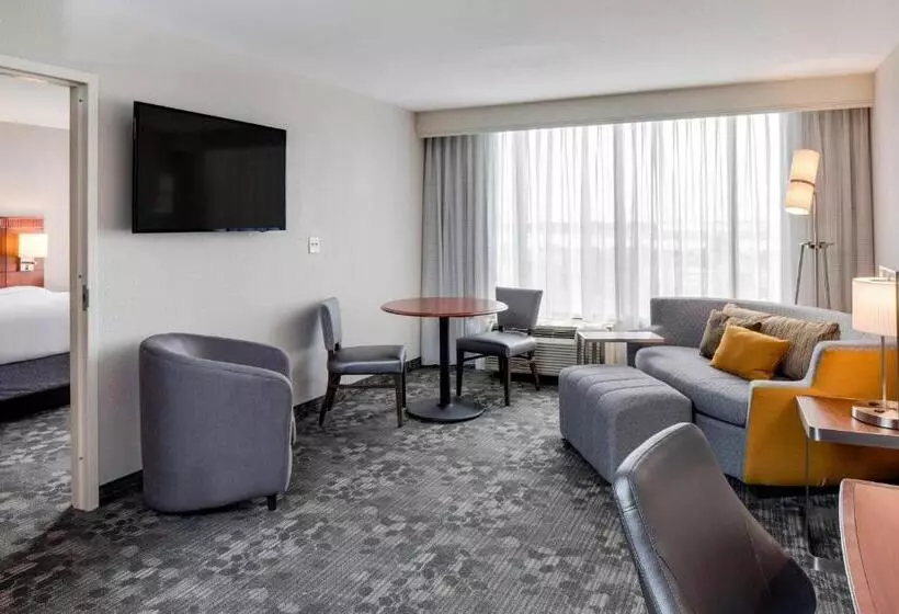 בית מלון כפרי Courtyard By Marriott Boston Logan Airport
