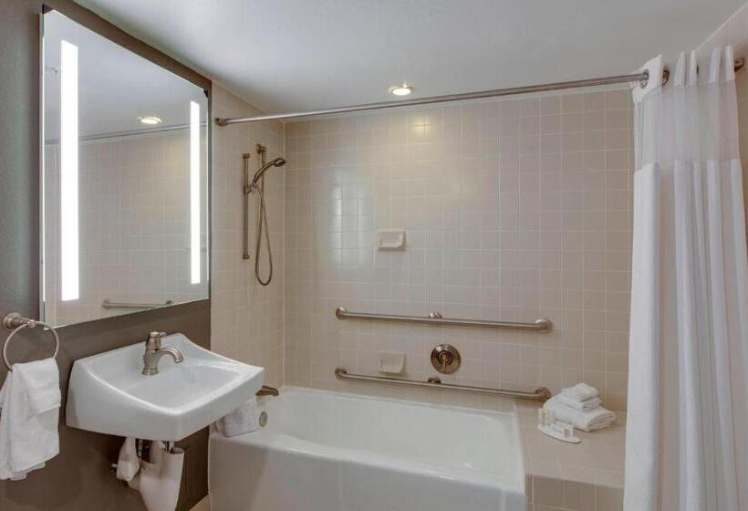 Отель Courtyard By Marriott Boston Logan Airport