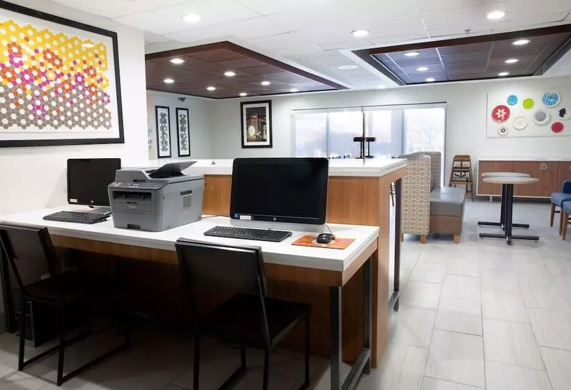 호텔 Holiday Inn Express & Suites Dayton Huber Heights By Ihg