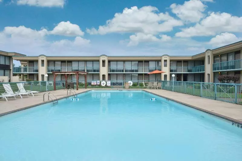 호텔 Days Inn By Wyndham Pittsburg Ks