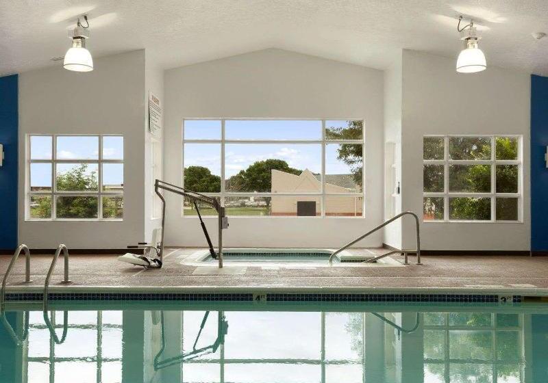 هتل Quality Inn Lincoln Cornhusker