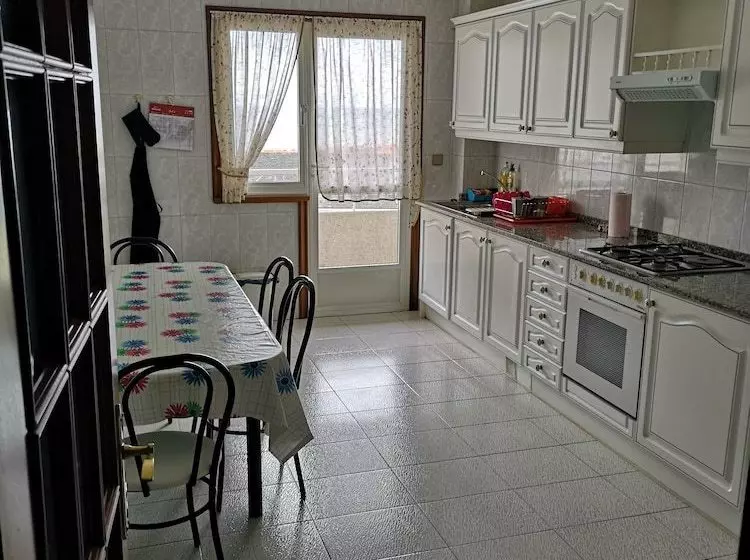 Amplio Apartamento Con Garaje En Burela
