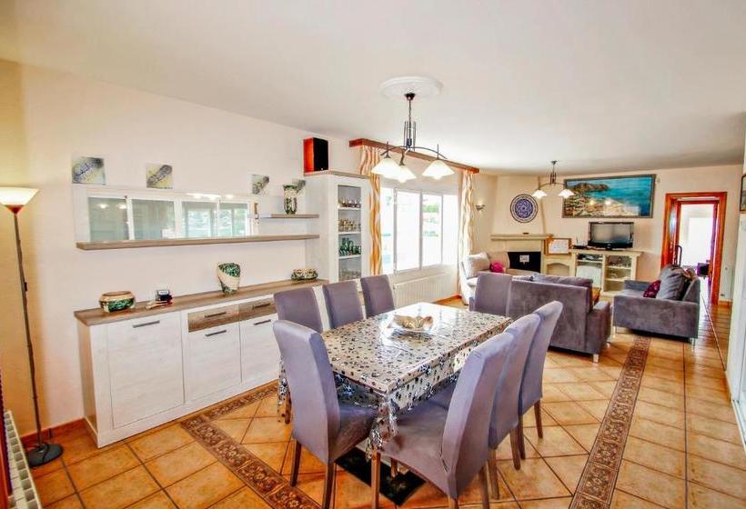 Angevic A Delightful Villa Located In The Town Of Moraira