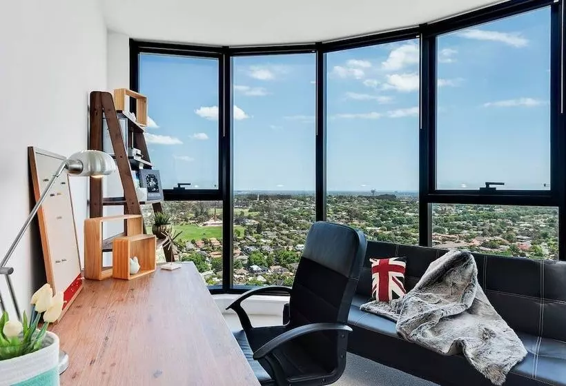 Cozy 2b2b Apartment With Free Parking & Penthouse Pool