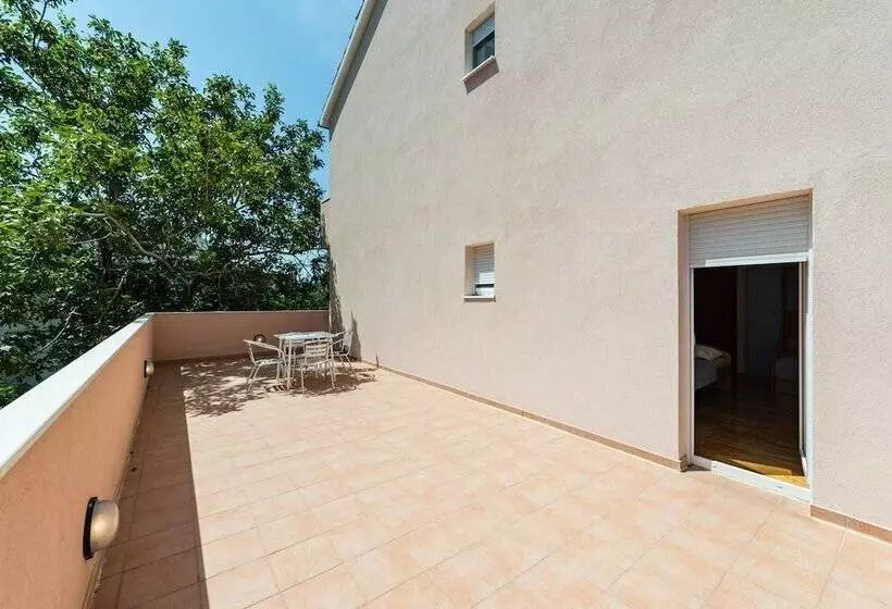 Apartment Gomilica