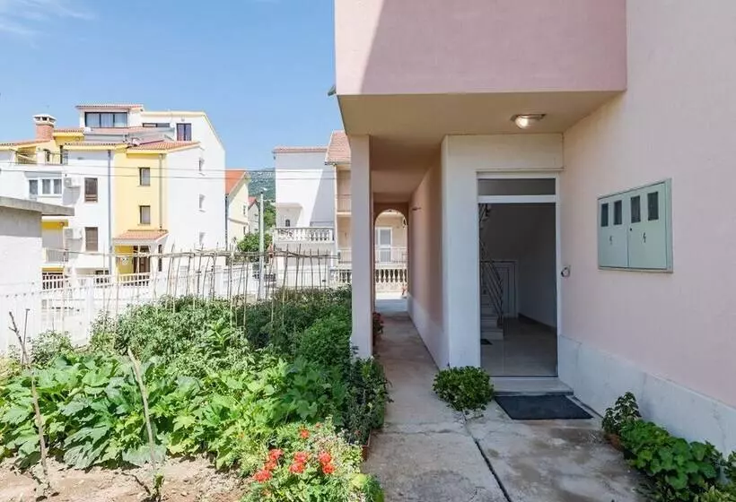 Apartment Gomilica