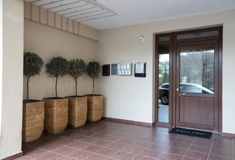 Gold Residences   Free Parking