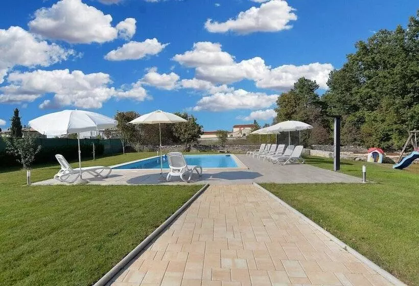 Apartment Modrusani 1561