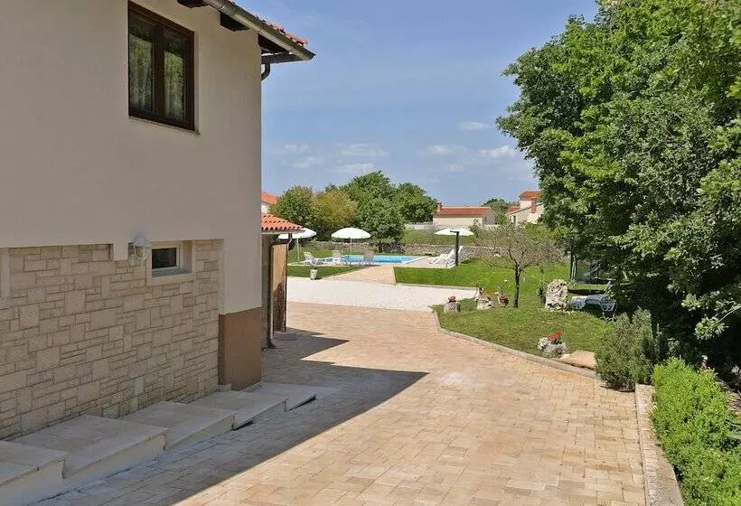 Apartment Modrusani 1561