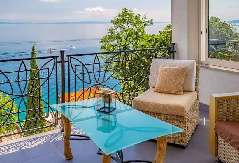 Luxury Penthouse Prestige Near The Sea