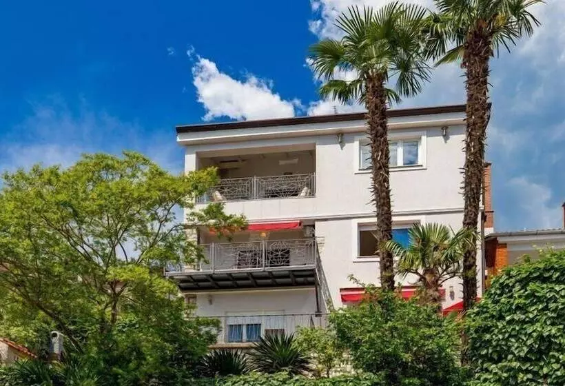 Luxury Penthouse Prestige Near The Sea