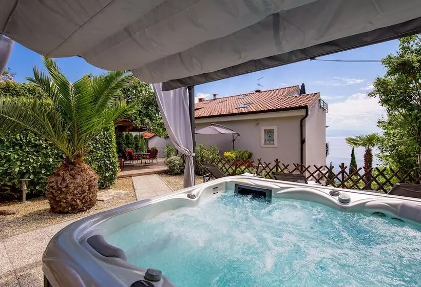 Luxury Penthouse Prestige Near The Sea