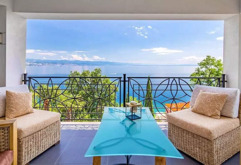 Luxury Penthouse Prestige Near The Sea