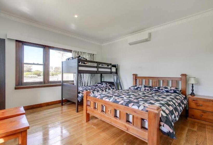 Seashells Lakes Entrance