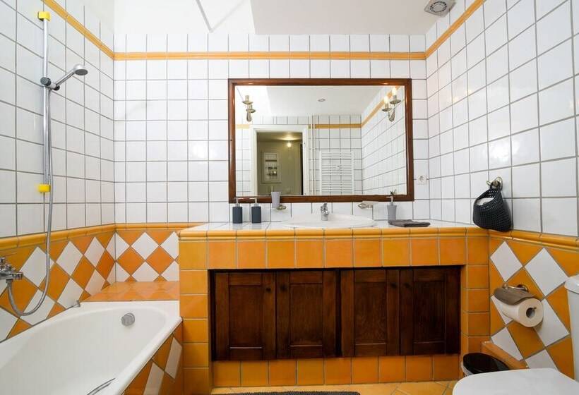 A Diamond Of 140 M2 In Platonas Ancient Athens