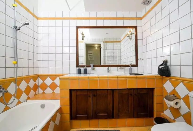 A Diamond Of 140 M2 In Platonas Ancient Athens