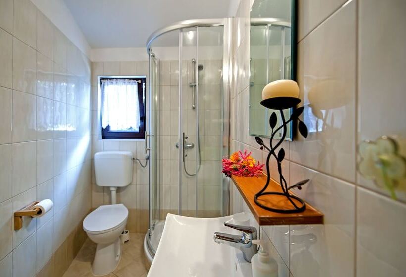 פנסיון Apartments & Rooms Chiara