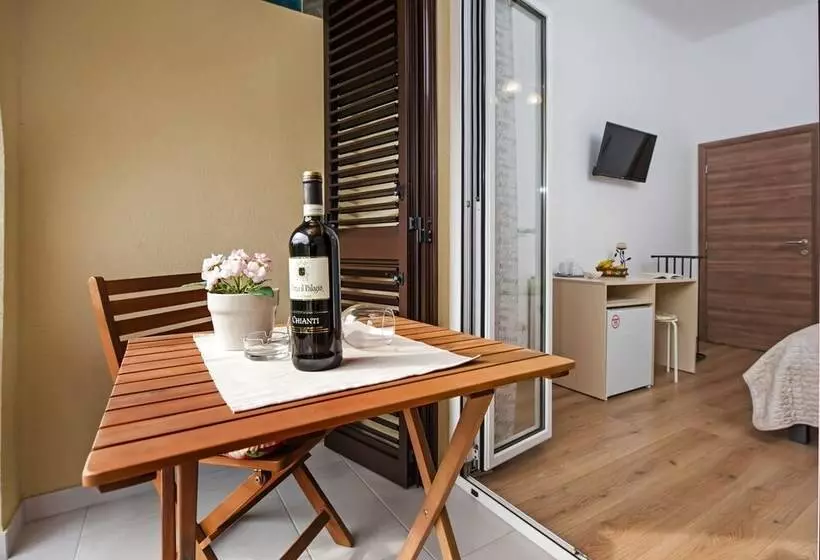 پانسیون Apartments & Rooms Chiara