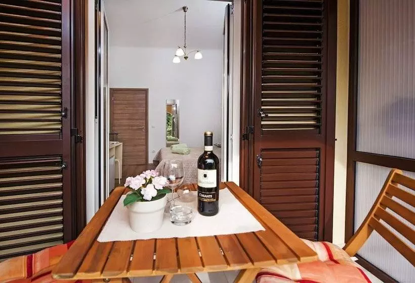 پانسیون Apartments & Rooms Chiara