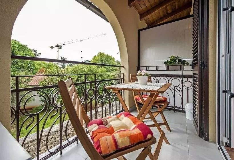 پانسیون Apartments & Rooms Chiara