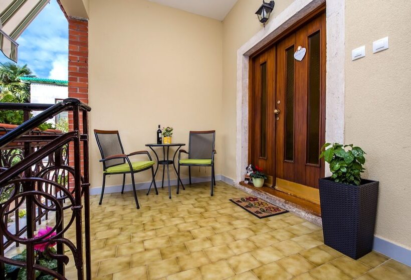 פנסיון Apartments & Rooms Chiara