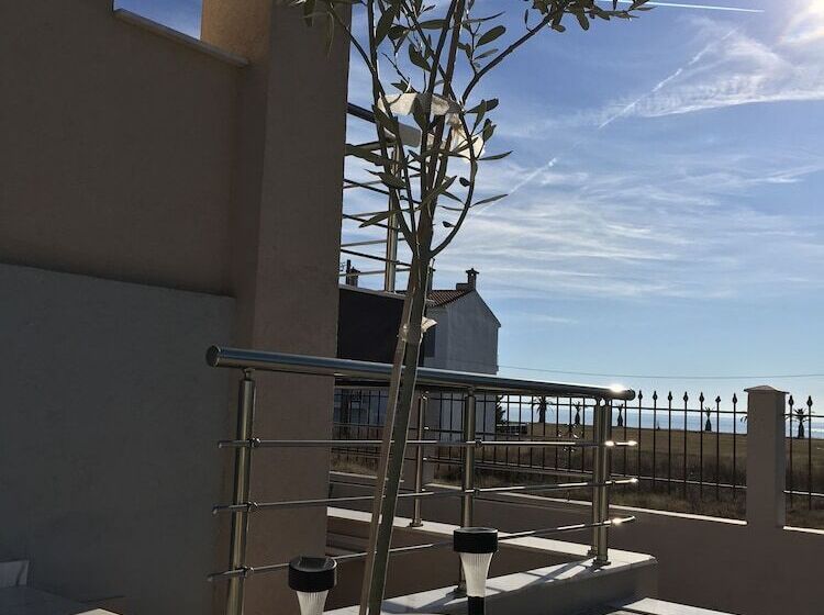 Am Beach House Near Sea