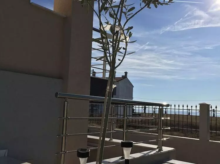 Am Beach House Near Sea