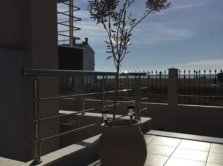 Am Beach House Near Sea