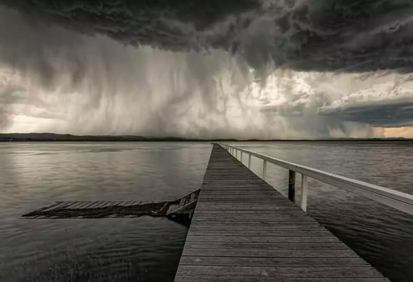 Lakeside Waterfront Apartment The Entrance